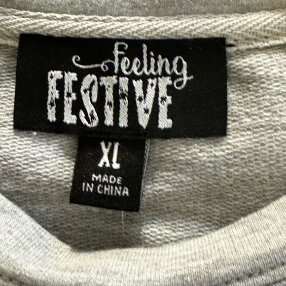 This lightweight sweatshirt can be worn by men or women. It’s an extra large. - Picture 2 of 4